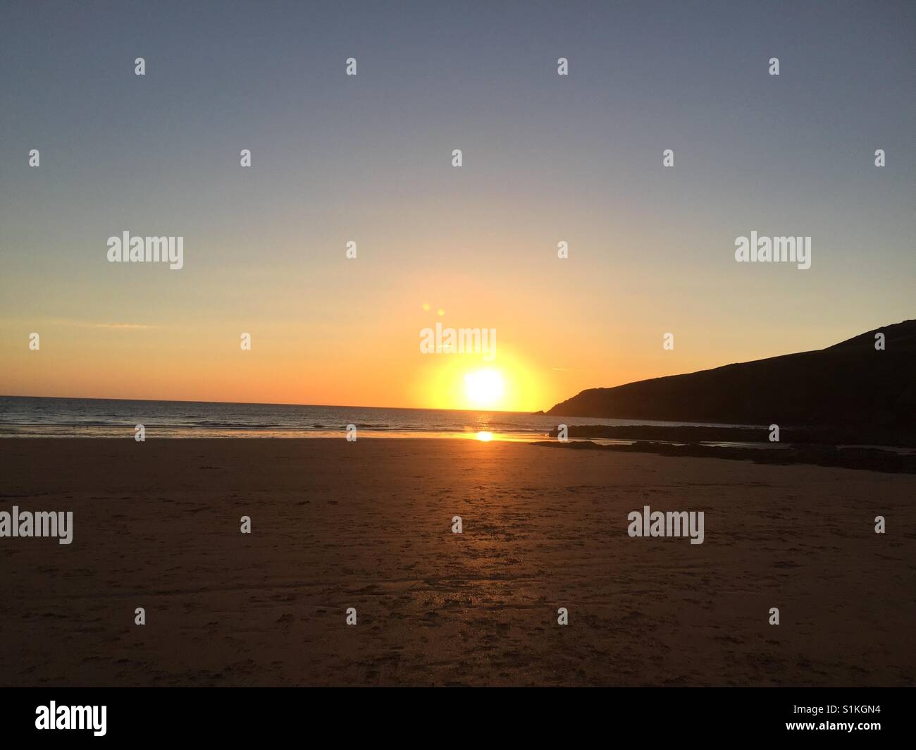 Clear sky beach hi-res stock photography and images - Alamy