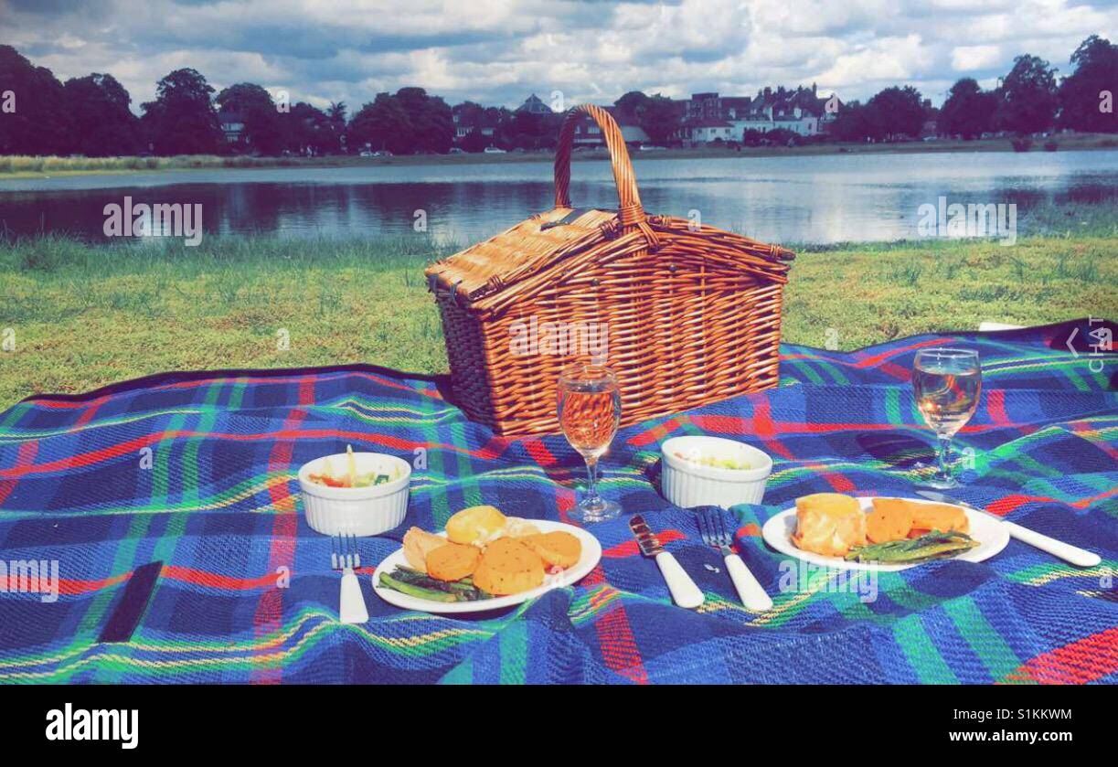 Picnic blanket park london hi-res stock photography and images - Alamy