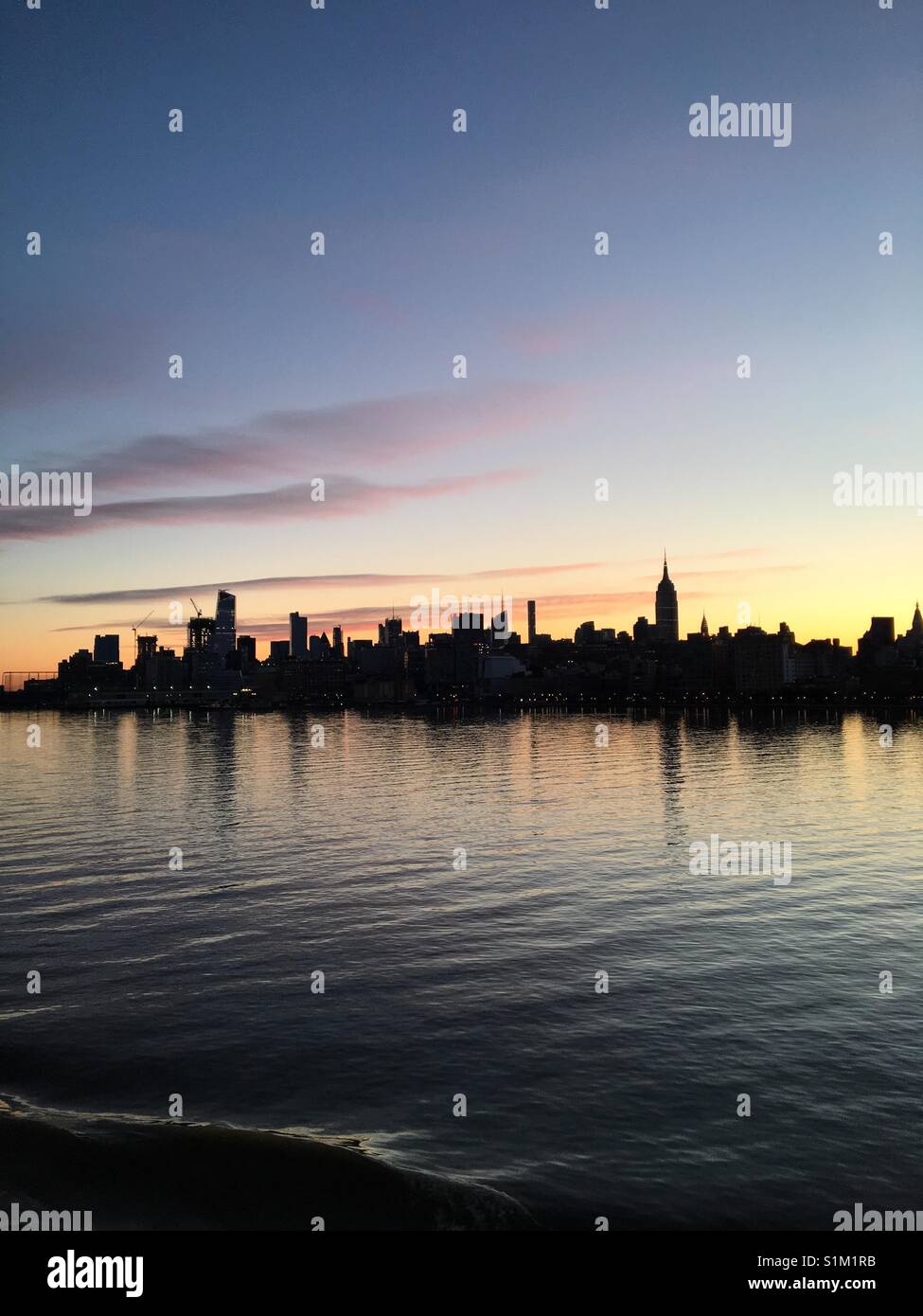 New york city skyline silhouette hi-res stock photography and images ...