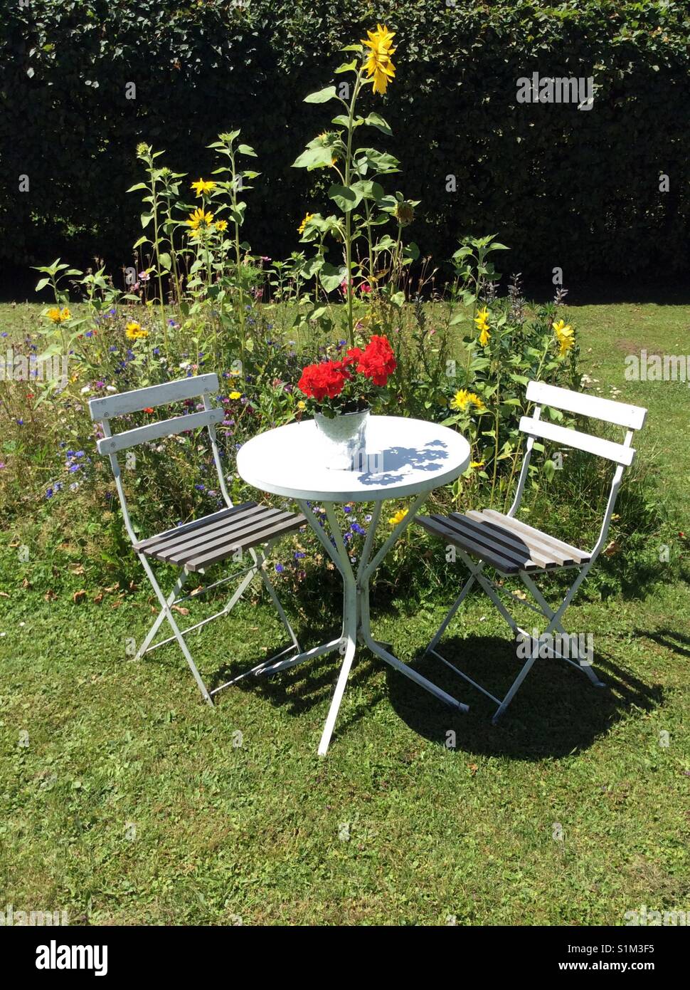 Vintage garden furniture hi-res stock photography and images - Alamy