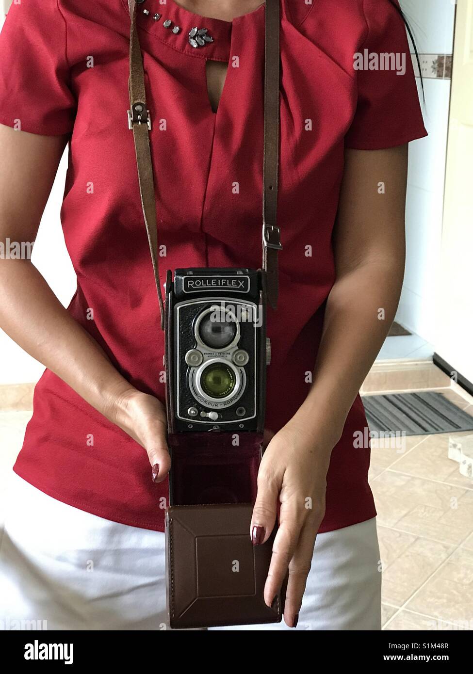 Woman using a vintage Rolleiflex f3.5 TLR classic camera c.1953 Stock Photo