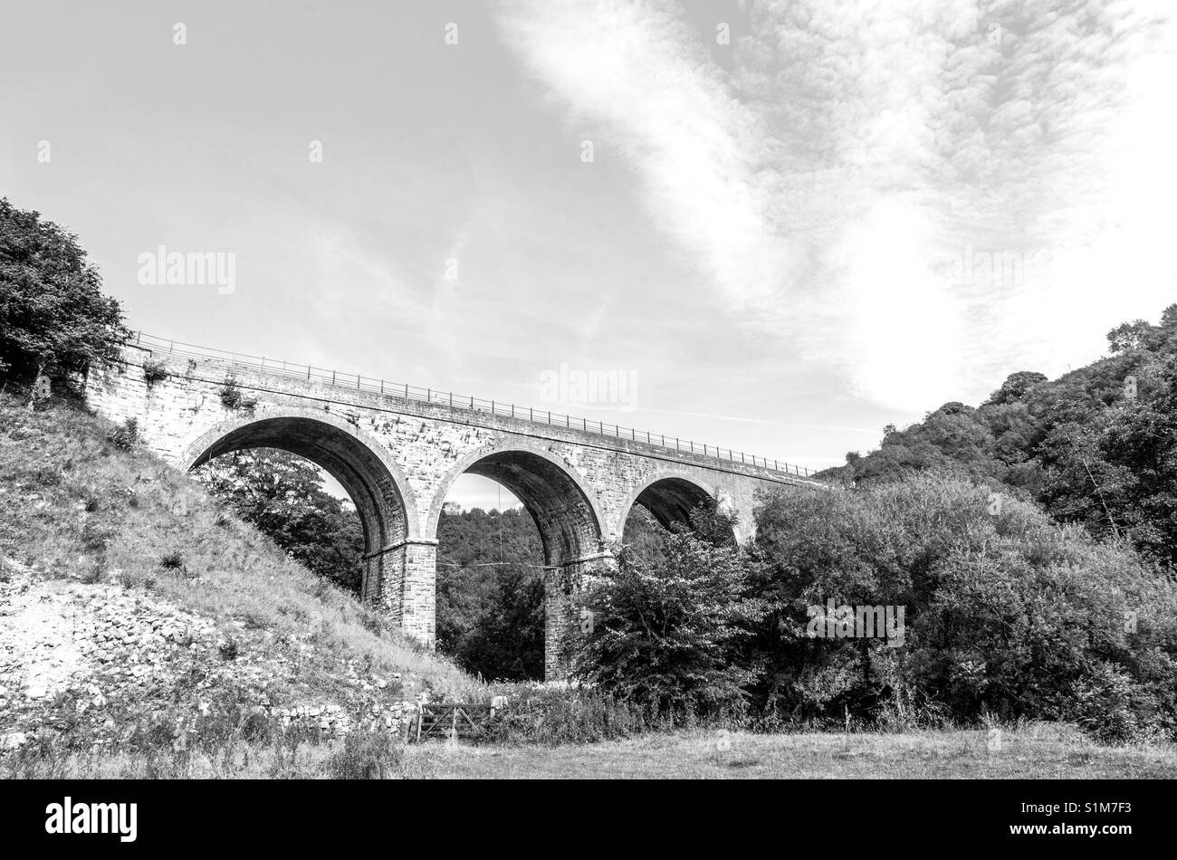 Headstone viaduct monsal head monsal Black and White Stock Photos ...