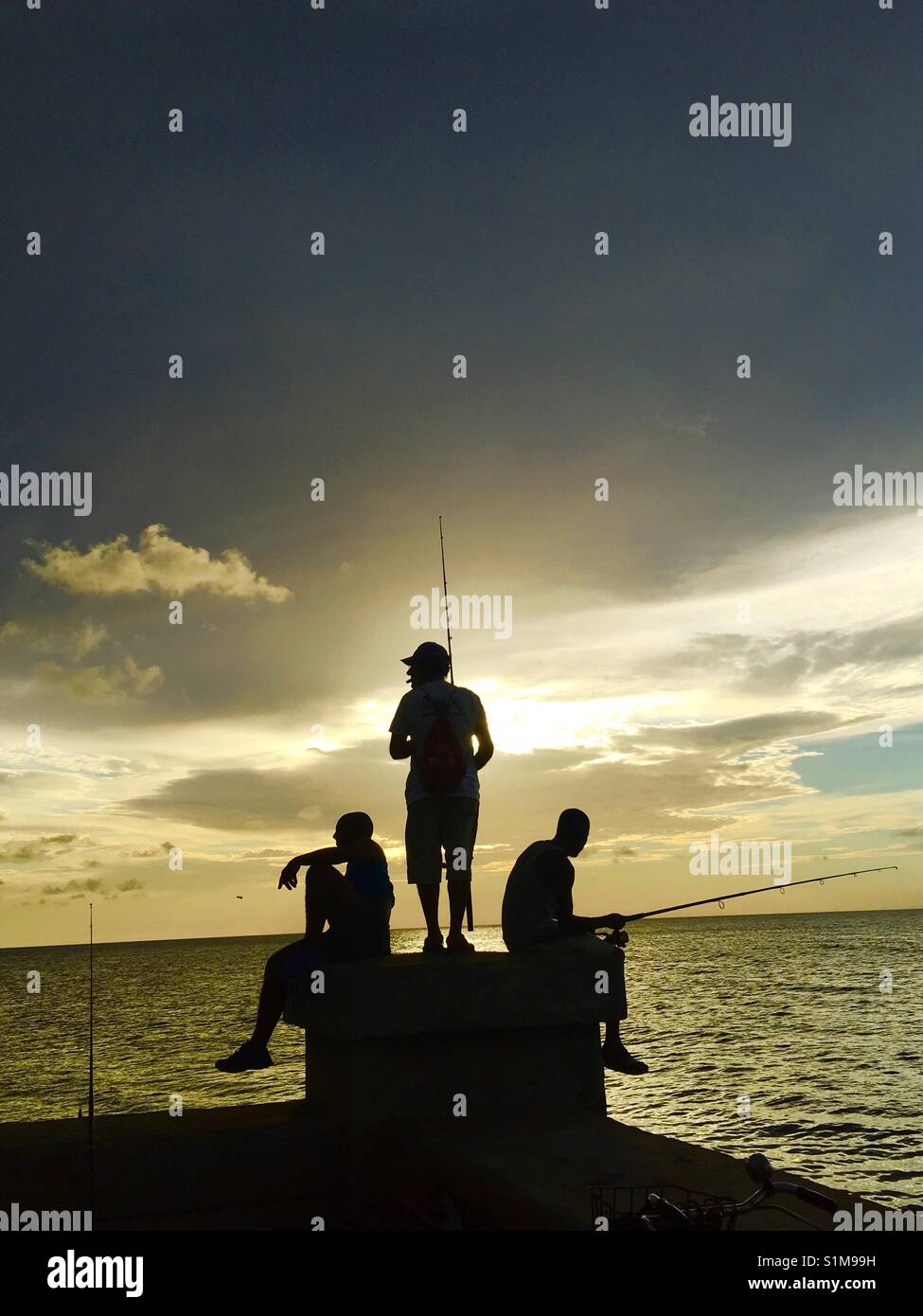 Cuban fishermen fishing in Havana, Cuba Stock Photo Alamy