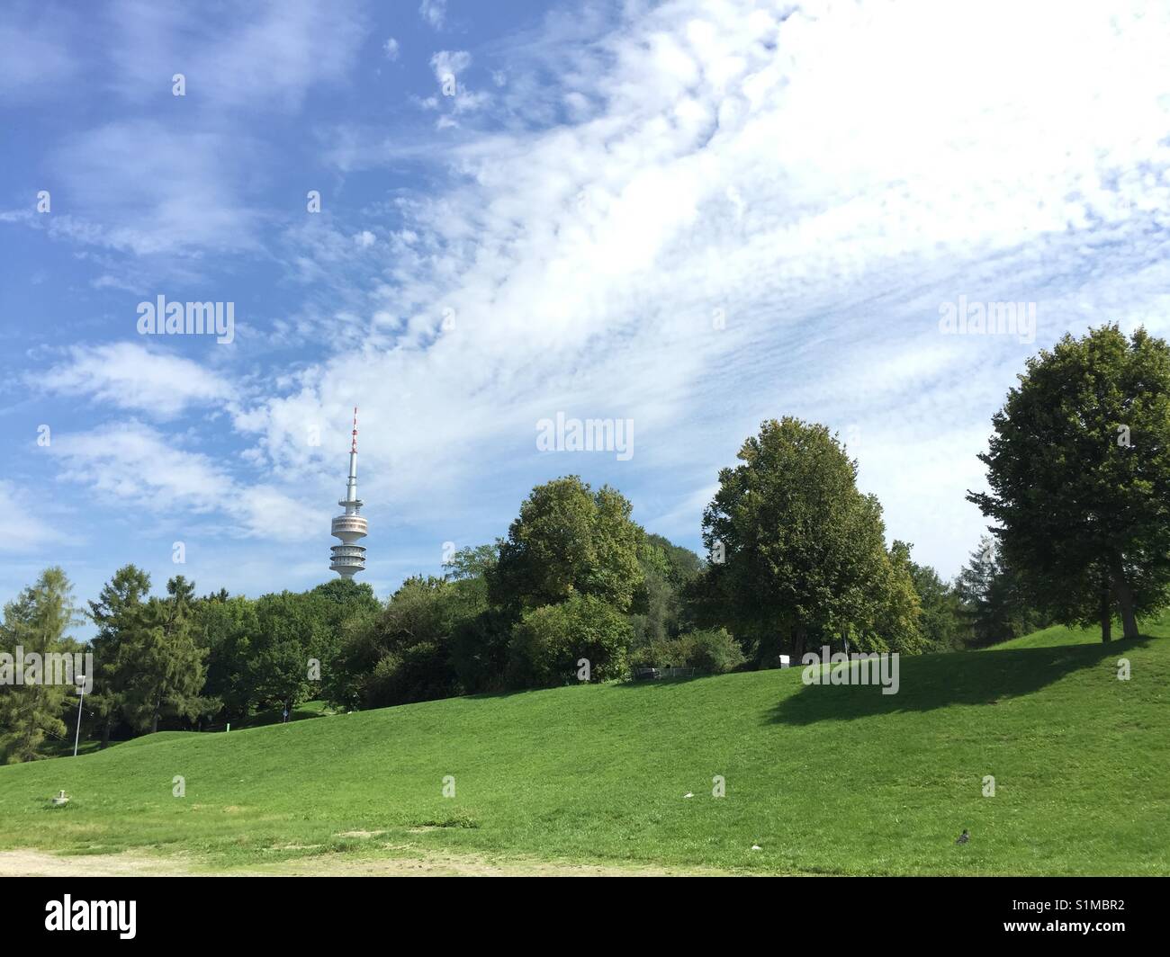 Olympiaturm München Bayern im Simmer bei blauem Himmel und grüner Vegetation Stock Photo