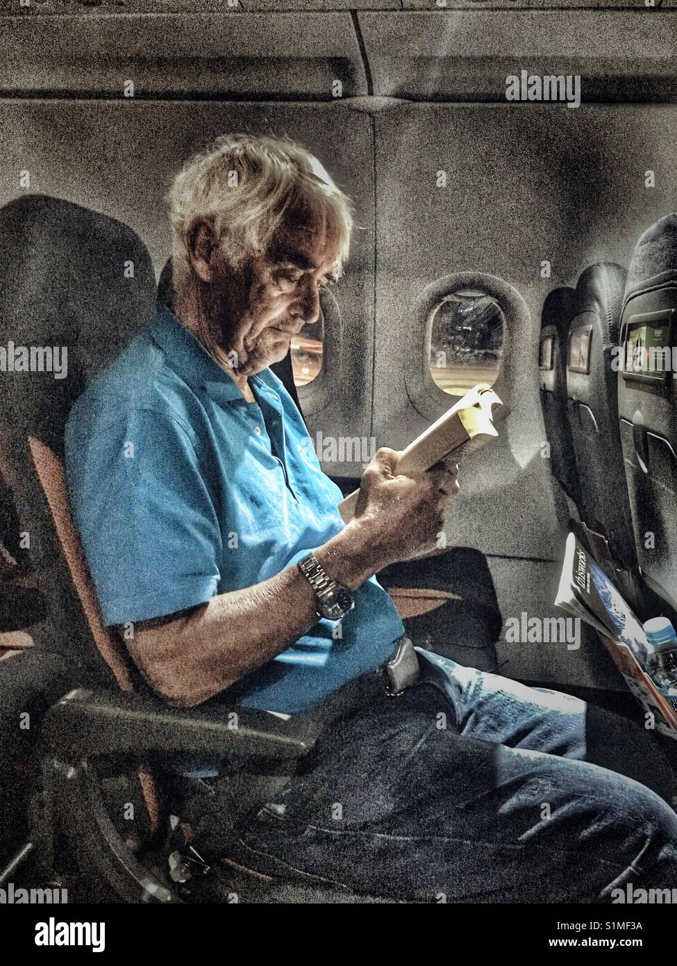 Old man waiting airport hi-res stock photography and images - Alamy