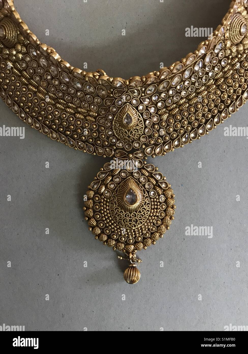 Gold jewellery hires stock photography and images Alamy