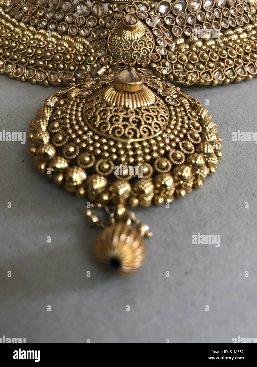 Gold jewellery hires stock photography and images Alamy