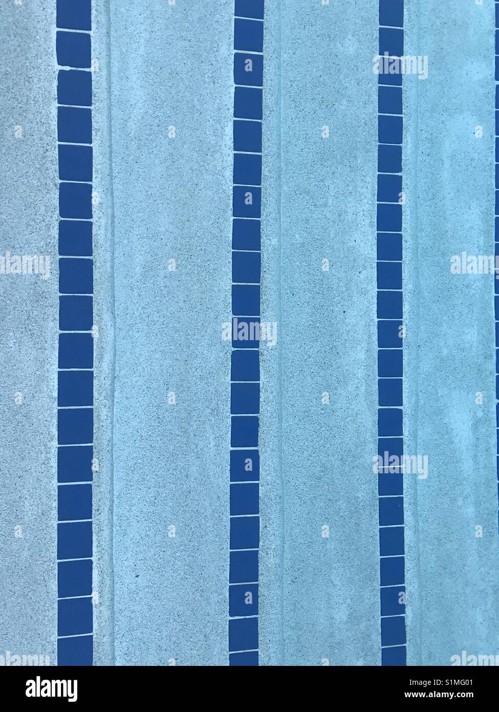 Steps down blue swimming pool hi-res stock photography and images - Alamy