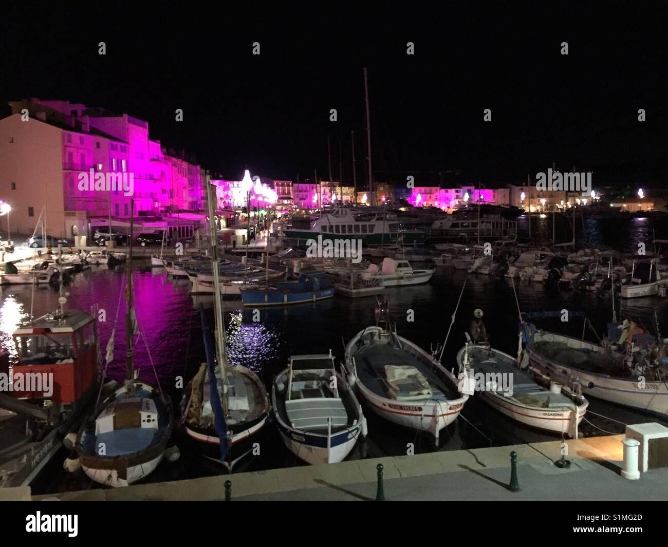 St. Tropez, Côte D'Azur, Südfrankreich, berühmte Bucht, Yachthafen, boote, Fischerboote, Segelboote, Beleuchtung zu Weihnachten, lila Licht, BB Stock Photo