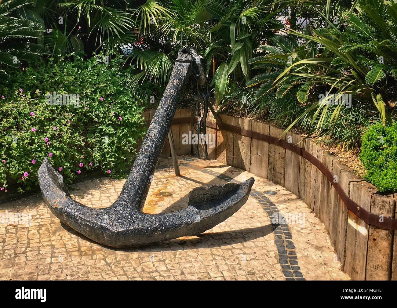 Cast iron anchor hi-res stock photography and images - Alamy