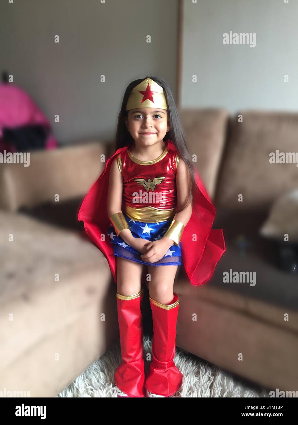 Niña, superheroina, mujer maravilla, ternura, disfraz, linda, halloween,  sonrisa, inocencia Stock Photo - Alamy