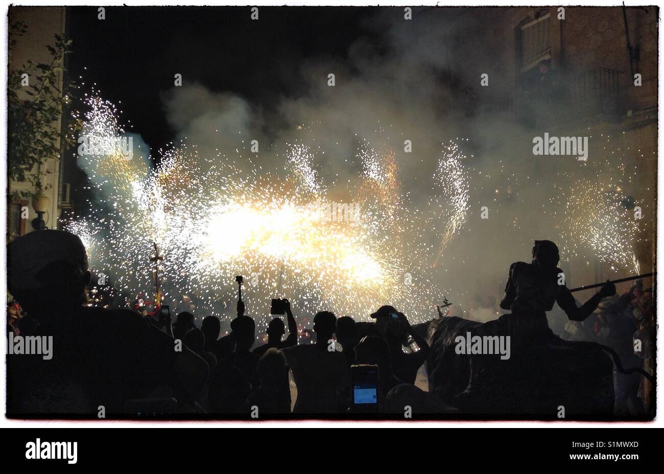 Les Diables 'Figots Satànics' perform at the Fiesta Major finale, Riba-Roja d'Ebre, Catalonia, Spain. - Smartphone Captured Stock Image
