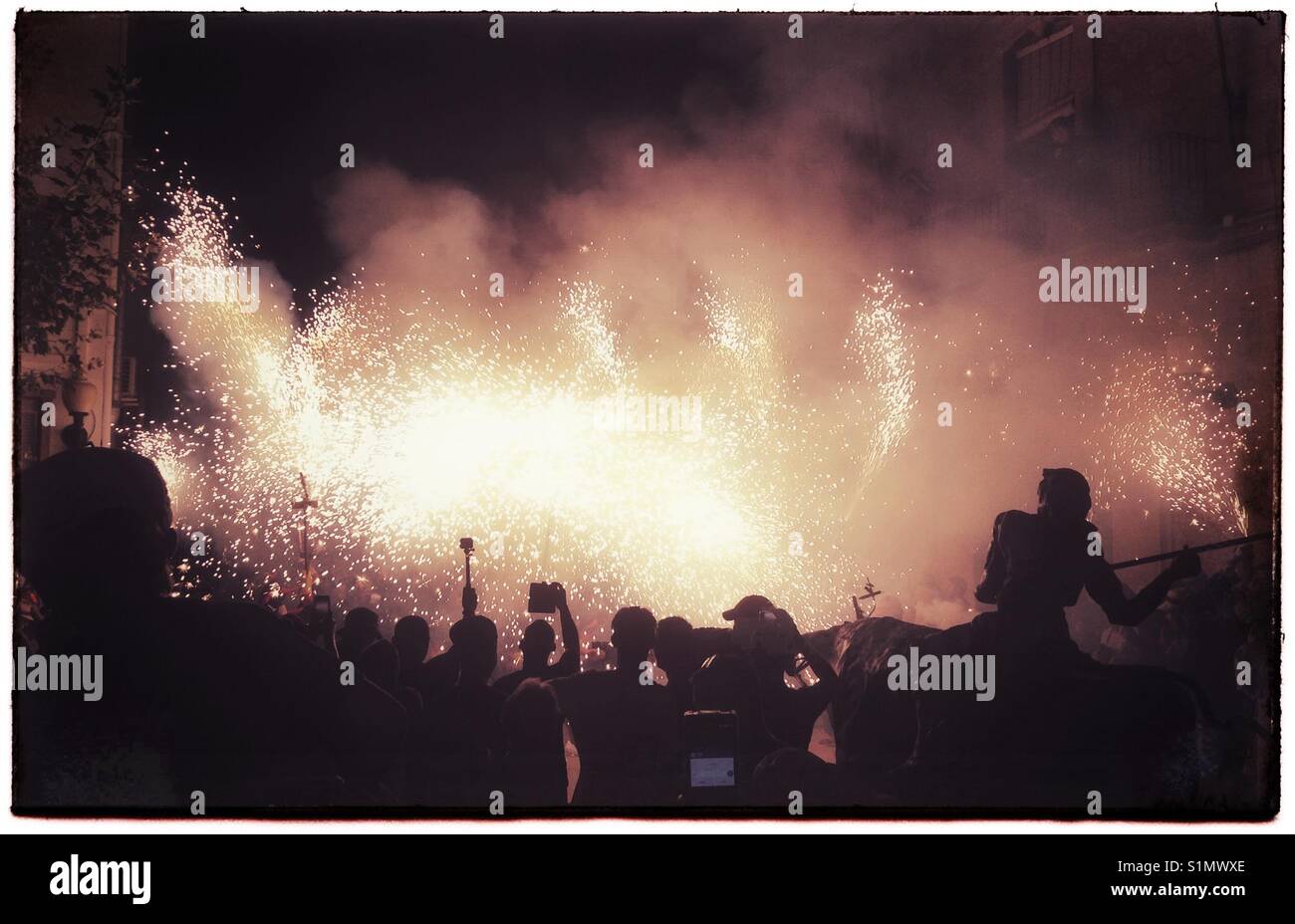 Les Diables 'Figots Satànics' perform at the Fiesta Major finale, Riba-Roja d'Ebre, Catalonia, Spain. - Smartphone Captured Stock Image