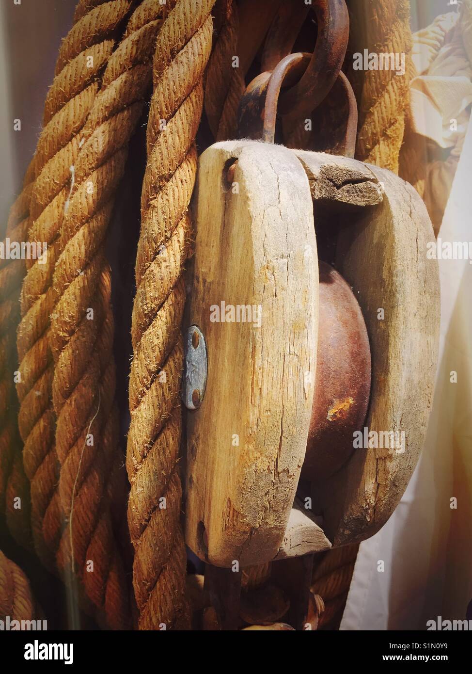 Old rope pulley system hi-res stock photography and images - Alamy