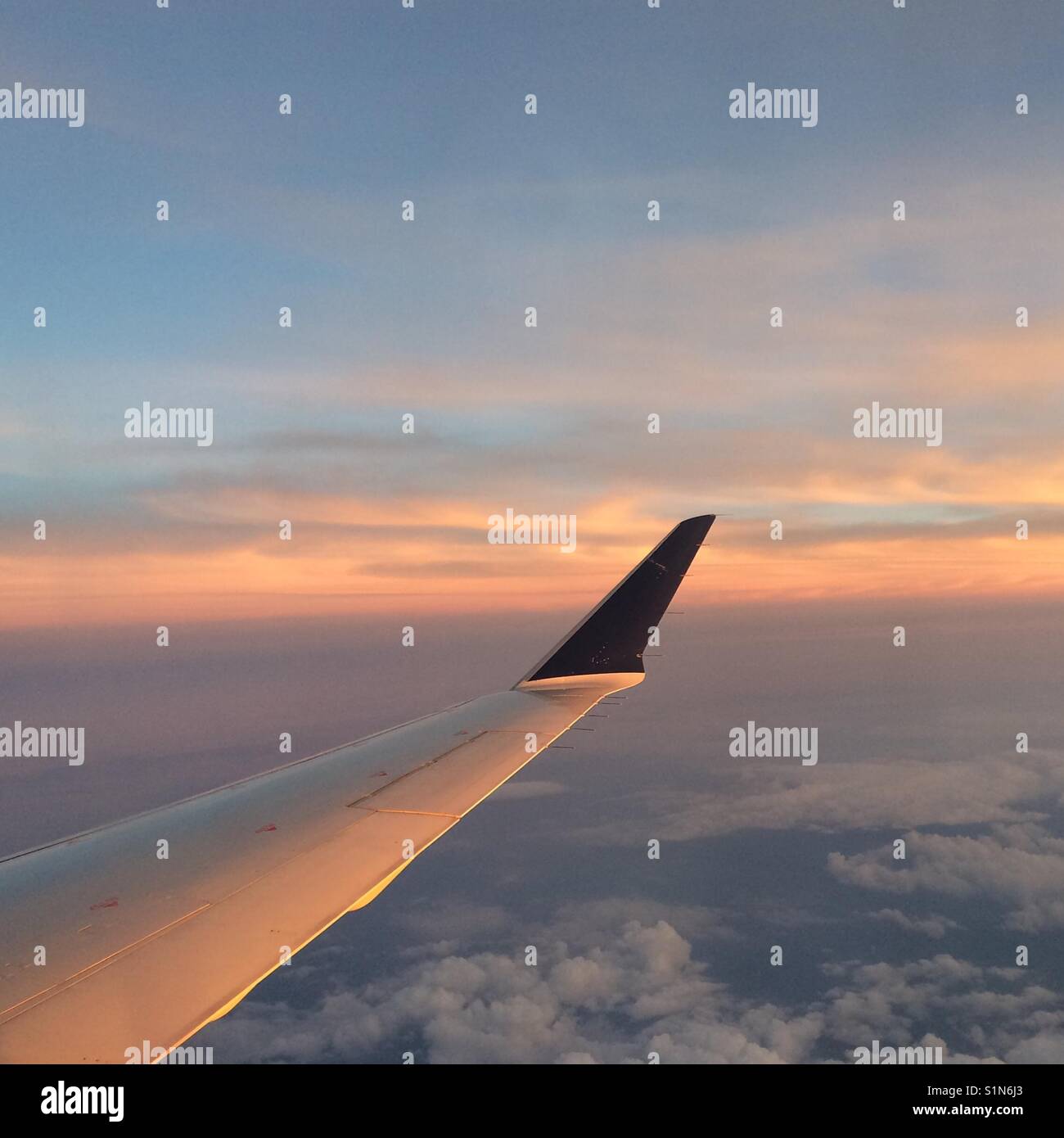 Plane flying into sunset hi-res stock photography and images - Alamy