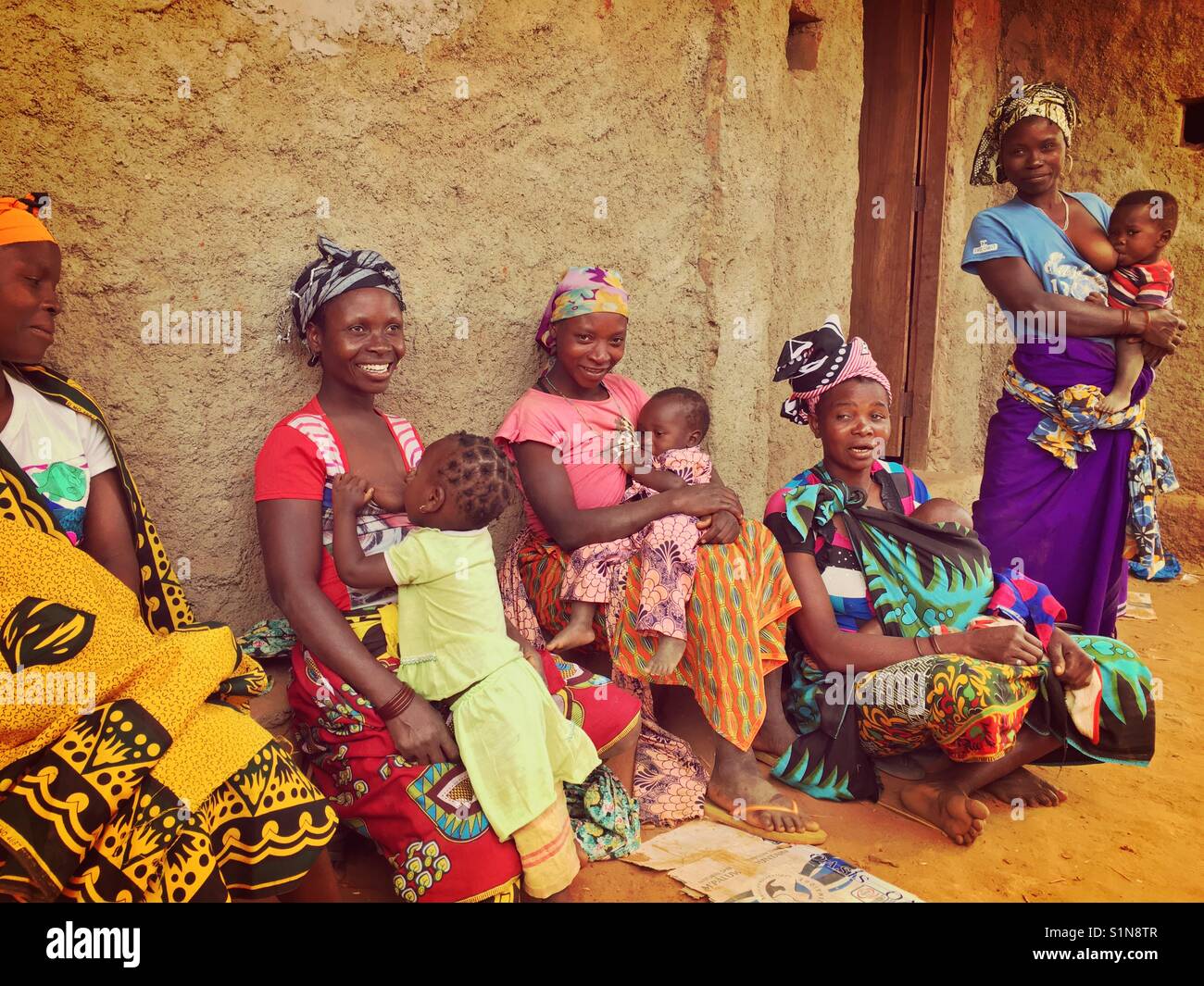 A group of friendly nursing mothers from the Makua tribe in Chiure,  Mozambique, Africa with their babies Stock Photo - Alamy