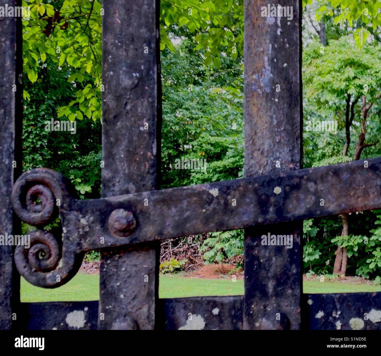 Green wrought iron fence hi-res stock photography and images - Alamy