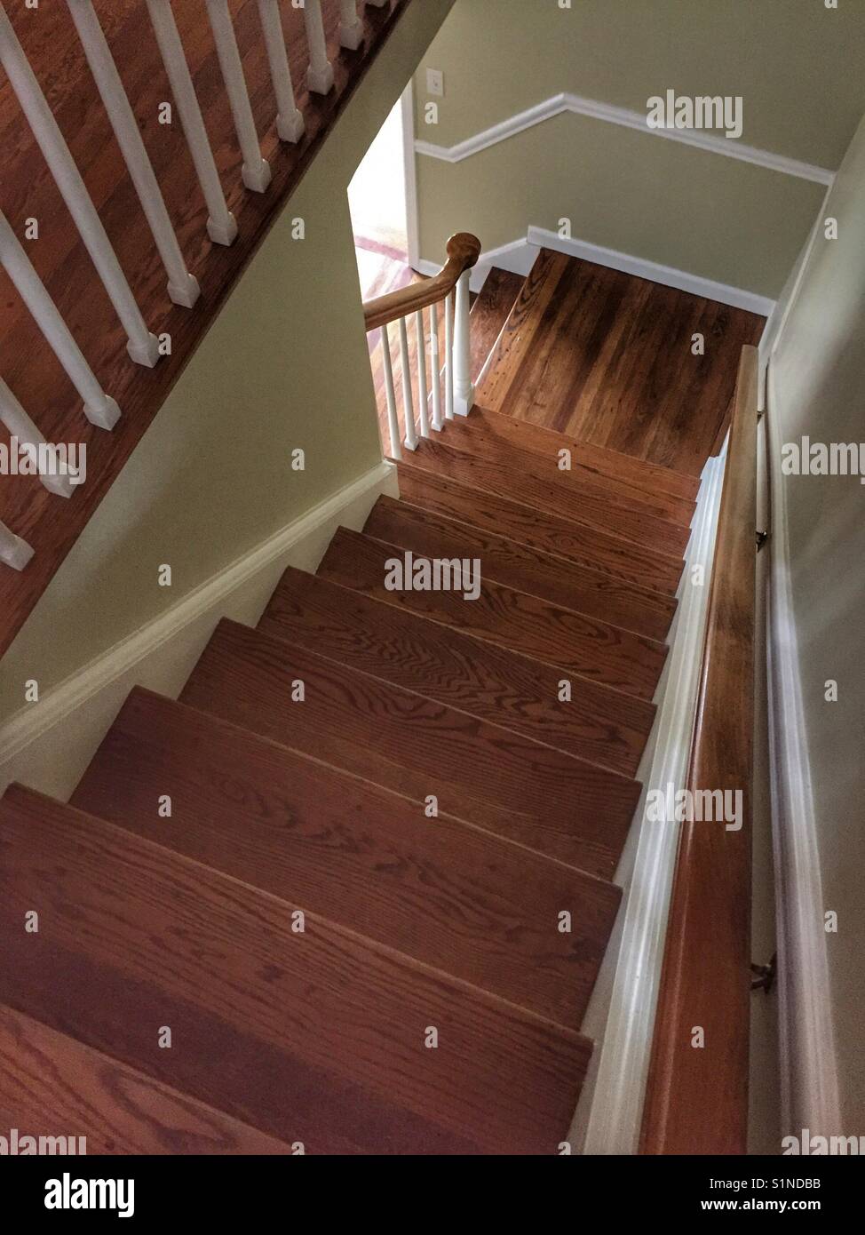 https://c8.alamy.com/comp/S1NDBB/a-descending-wooden-staircase-viewed-from-above-S1NDBB.jpg