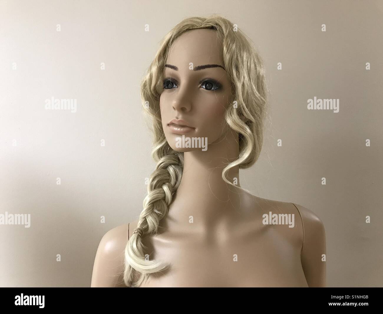 Blonde mannequin hires stock photography and images Alamy