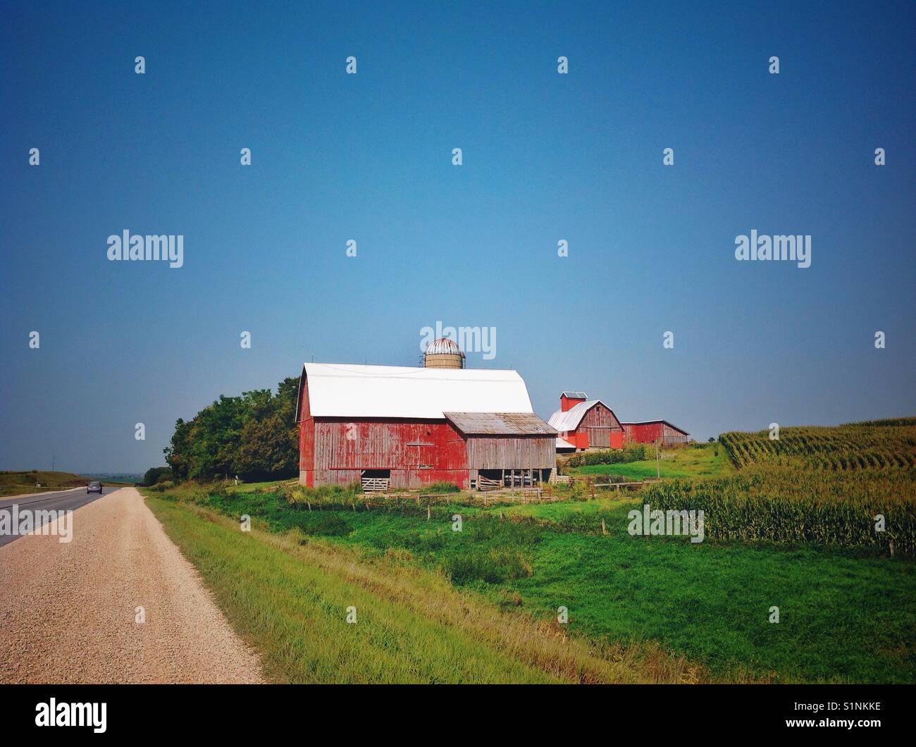 Old run down wooden barn hi-res stock photography and images - Alamy