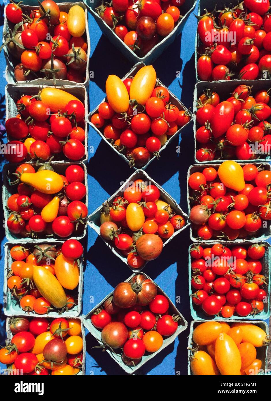Homegrown tomatoes at farmers market Stock Photo - Alamy