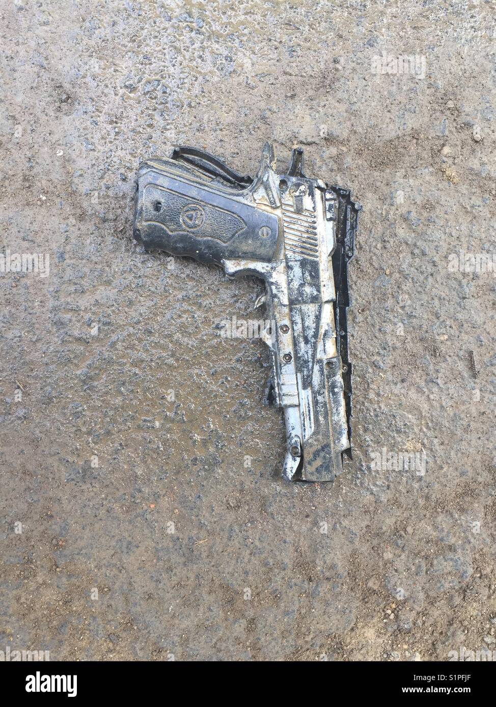 Broken gun hires stock photography and images Alamy