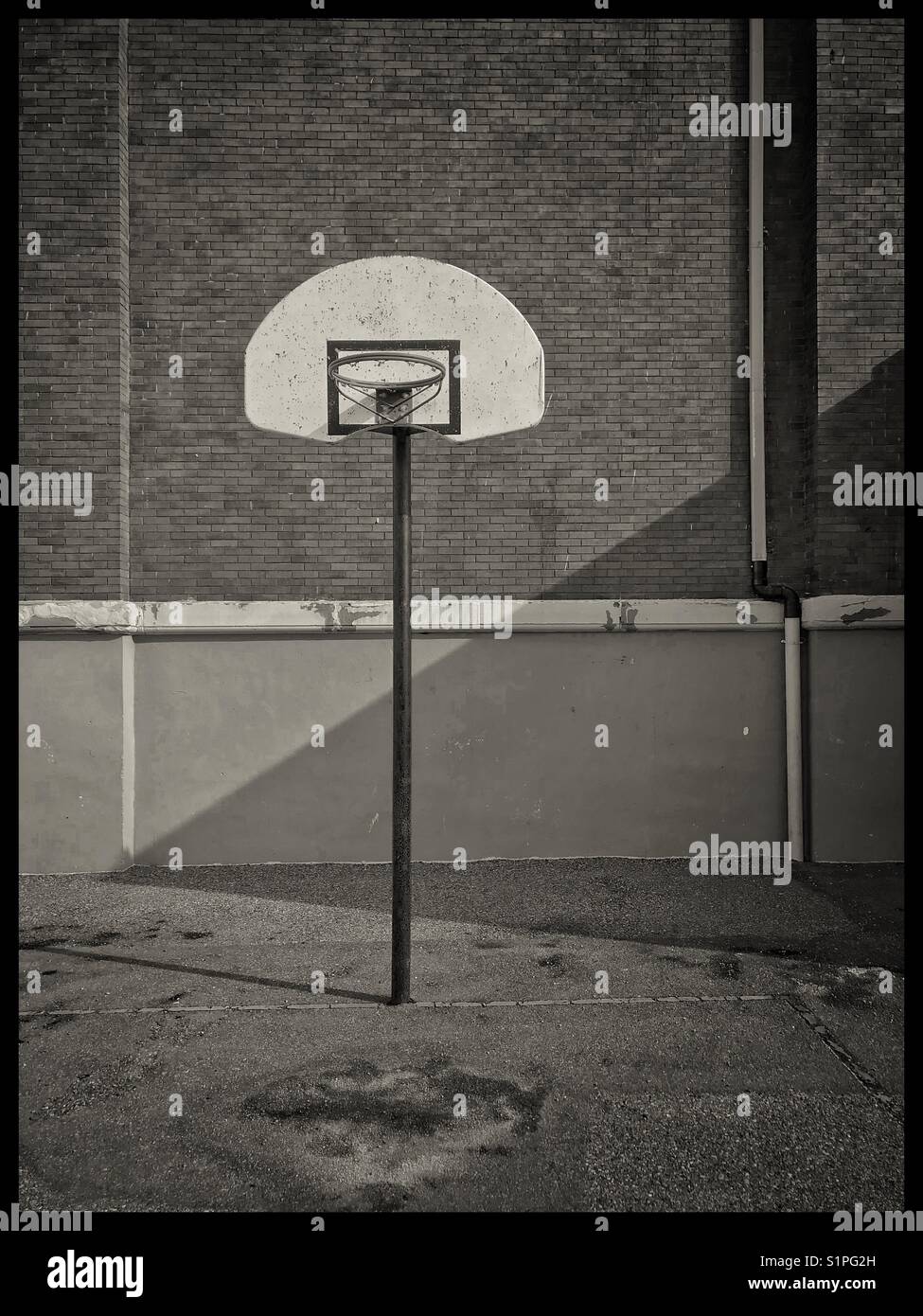 Old basketball hoop hi-res stock photography and images - Alamy