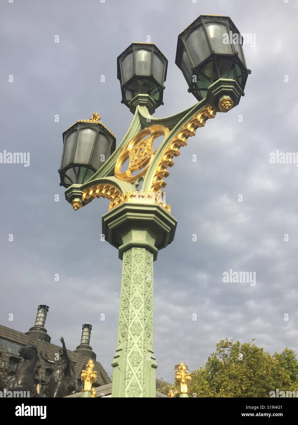 Old style london street lamp hi-res stock photography and images - Alamy