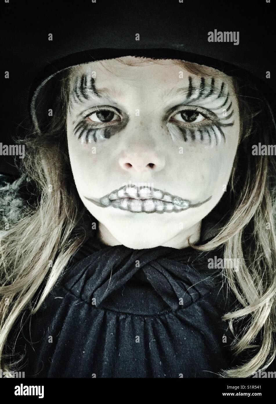 Creepy child girl hi-res stock photography and images - Alamy