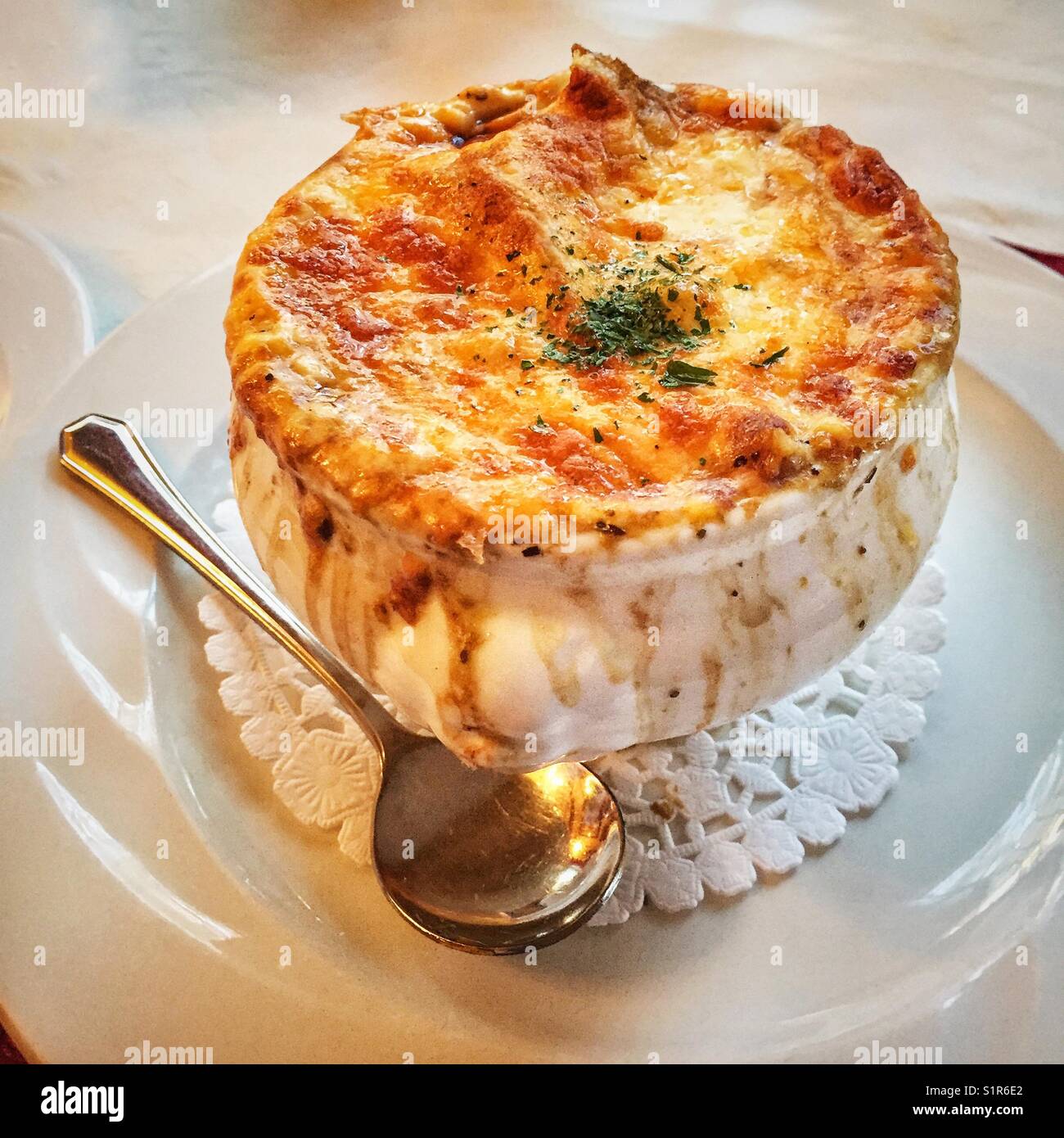 https://c8.alamy.com/comp/S1R6E2/french-onion-soup-with-lots-of-cheese-S1R6E2.jpg