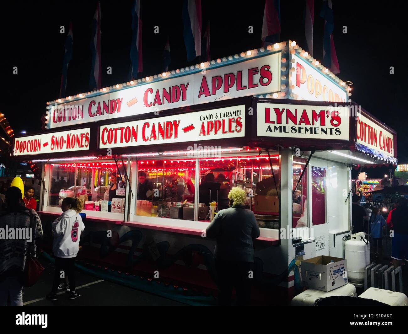 Popcorn and cotton candy hi-res stock photography and images - Alamy