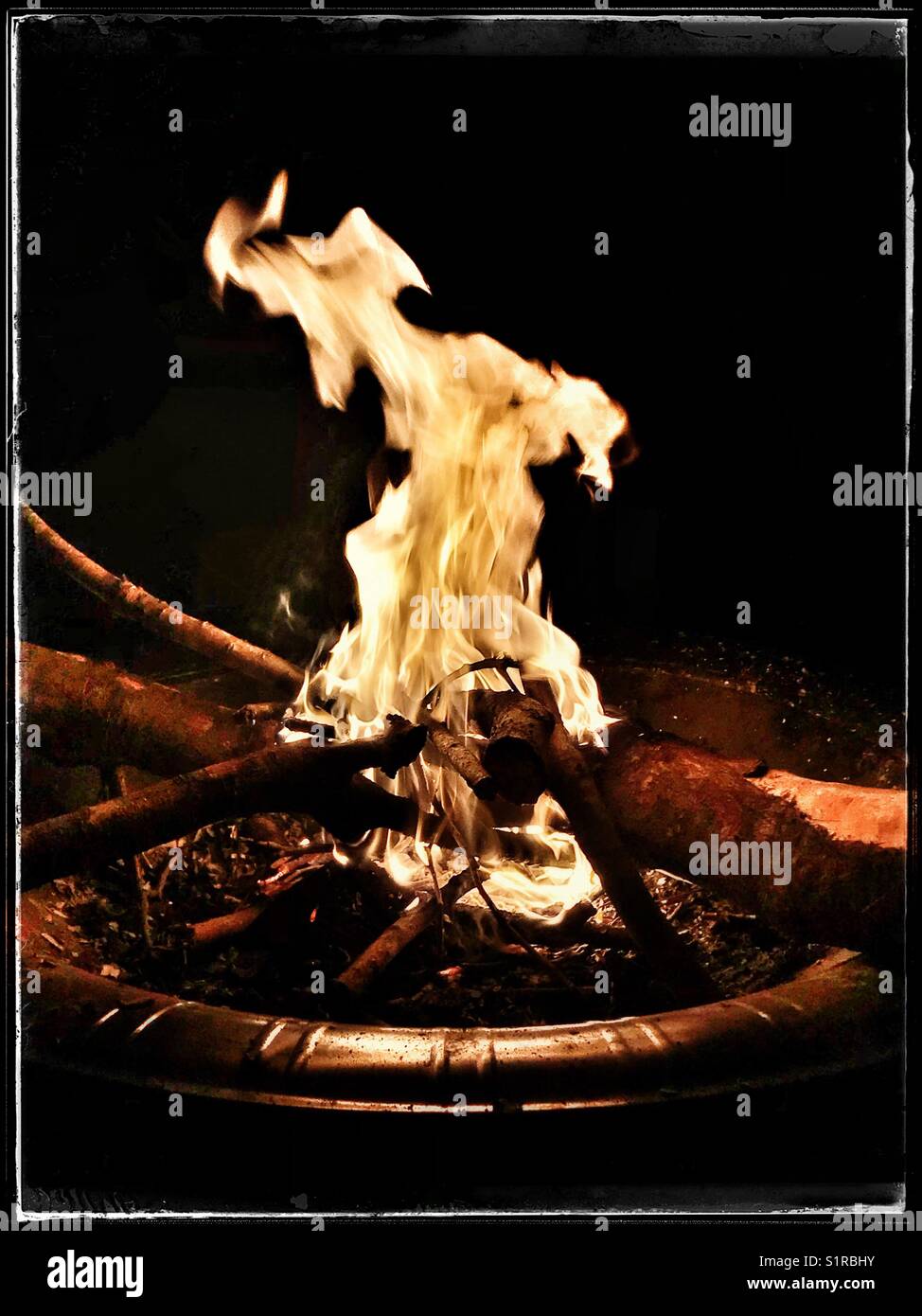 Campfire at night Stock Photo - Alamy
