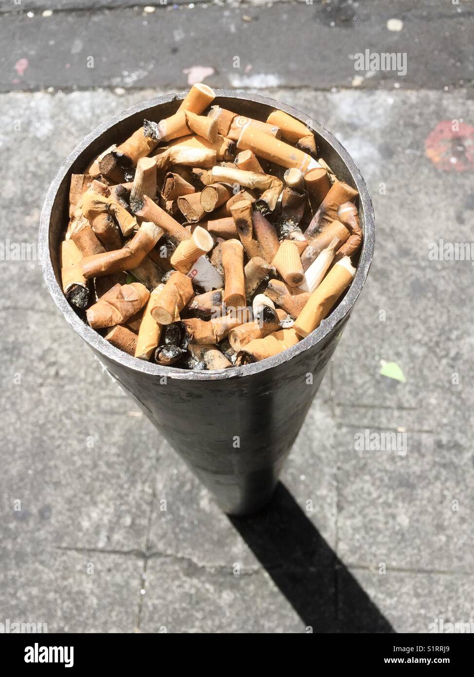 Cigarette disposal hires stock photography and images Alamy