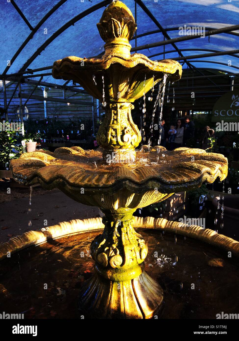 Water fountain garden modern hi-res stock photography and images - Alamy