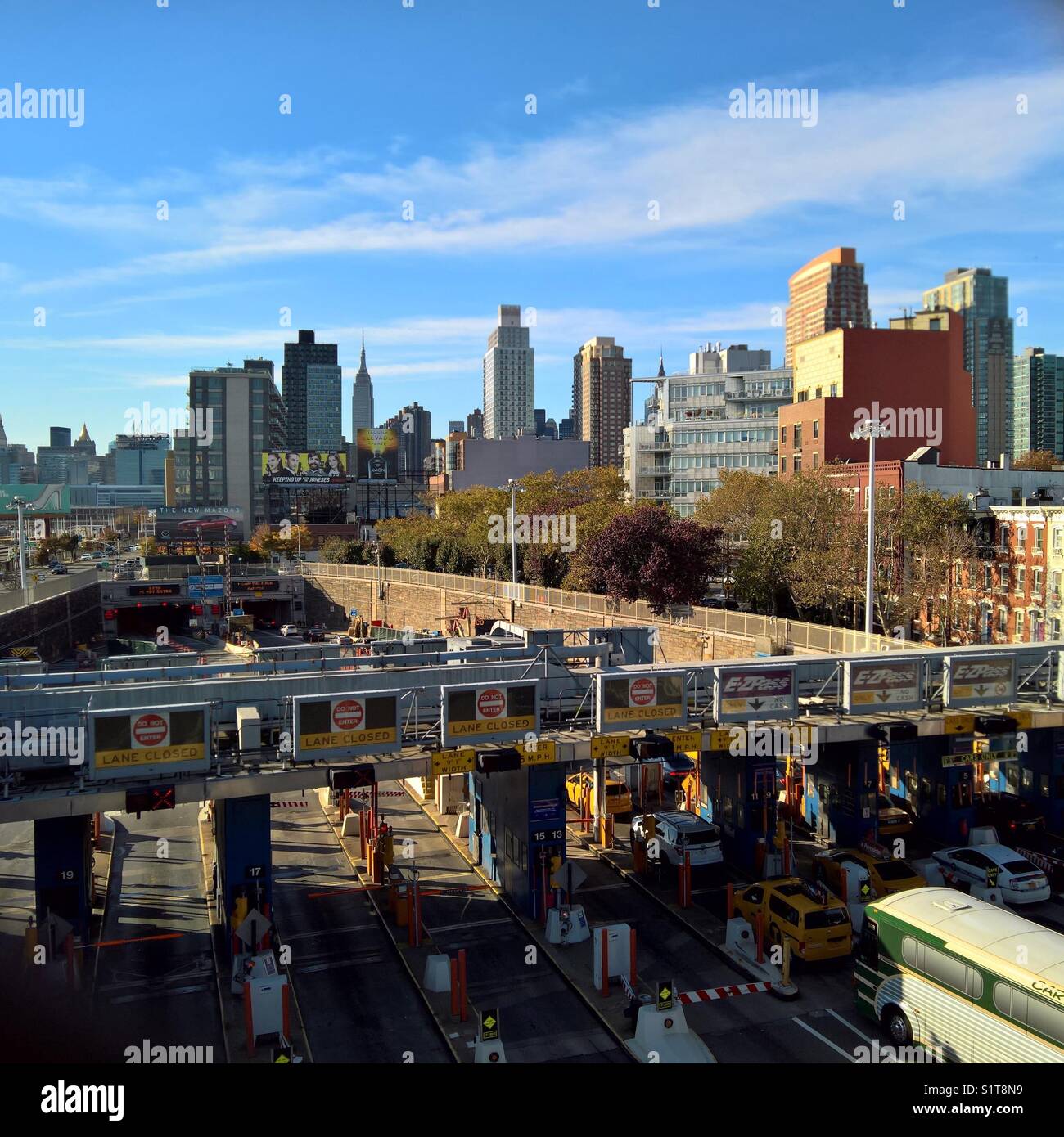 Toll area at the entrance of the Midtown tunnel to Manhattan in Long Island City Stock Photo