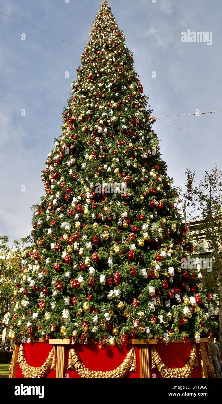 Outdoor christmas tree decorated with trimmings Stock Photo Alamy