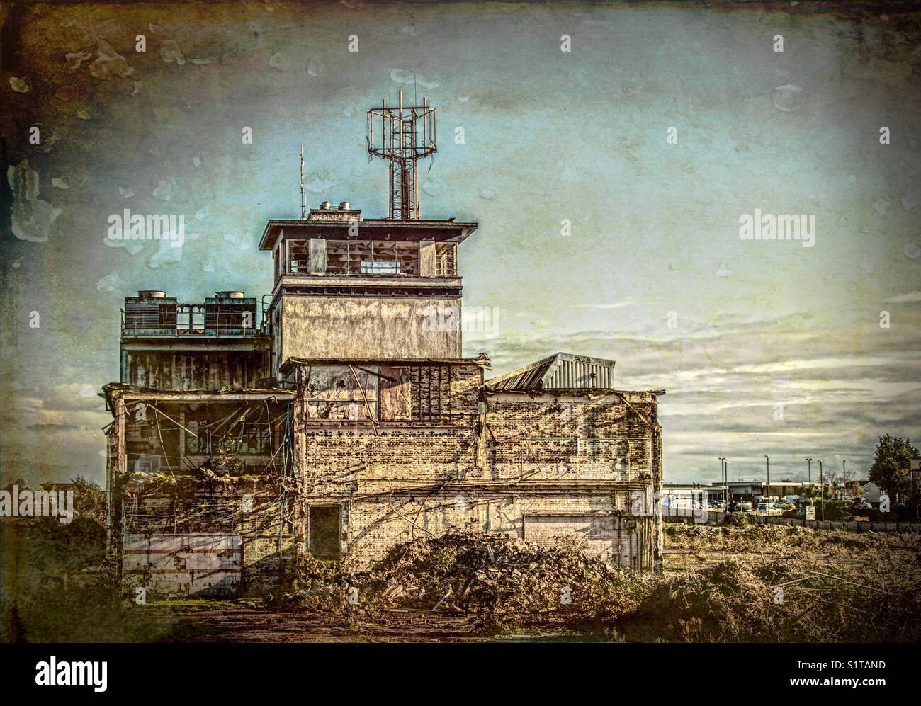 Crumbling building hires stock photography and images Alamy