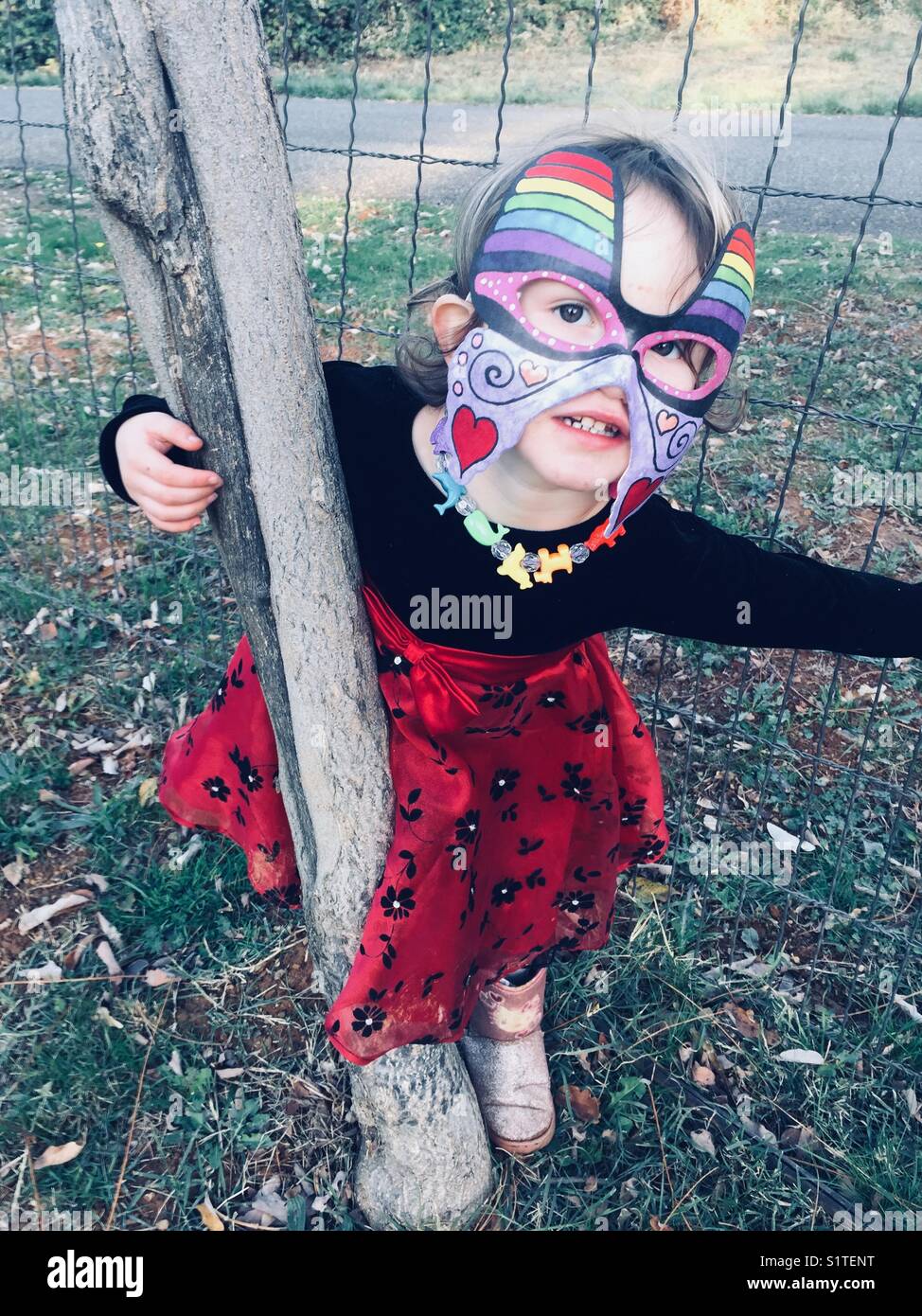 Child and mask hi-res stock photography and images - Alamy