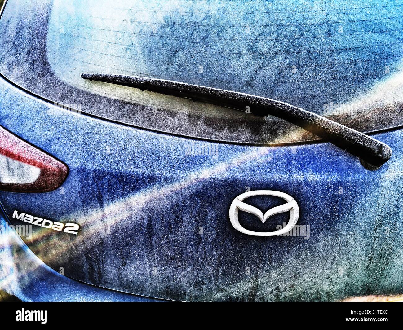 Auto, Mazda 2, Limousine, kleine ca., Modell 2002-, Silber, Jahresansicht  im Motorraum, Motor, Technik/Zubehör, acces Stockfotografie - Alamy