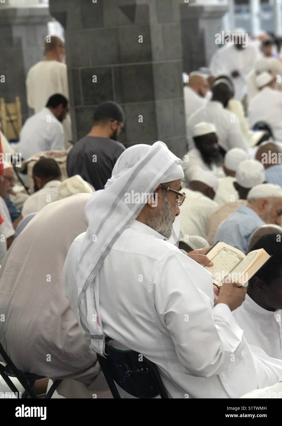Praying read quran mecca Stock Photo Alamy