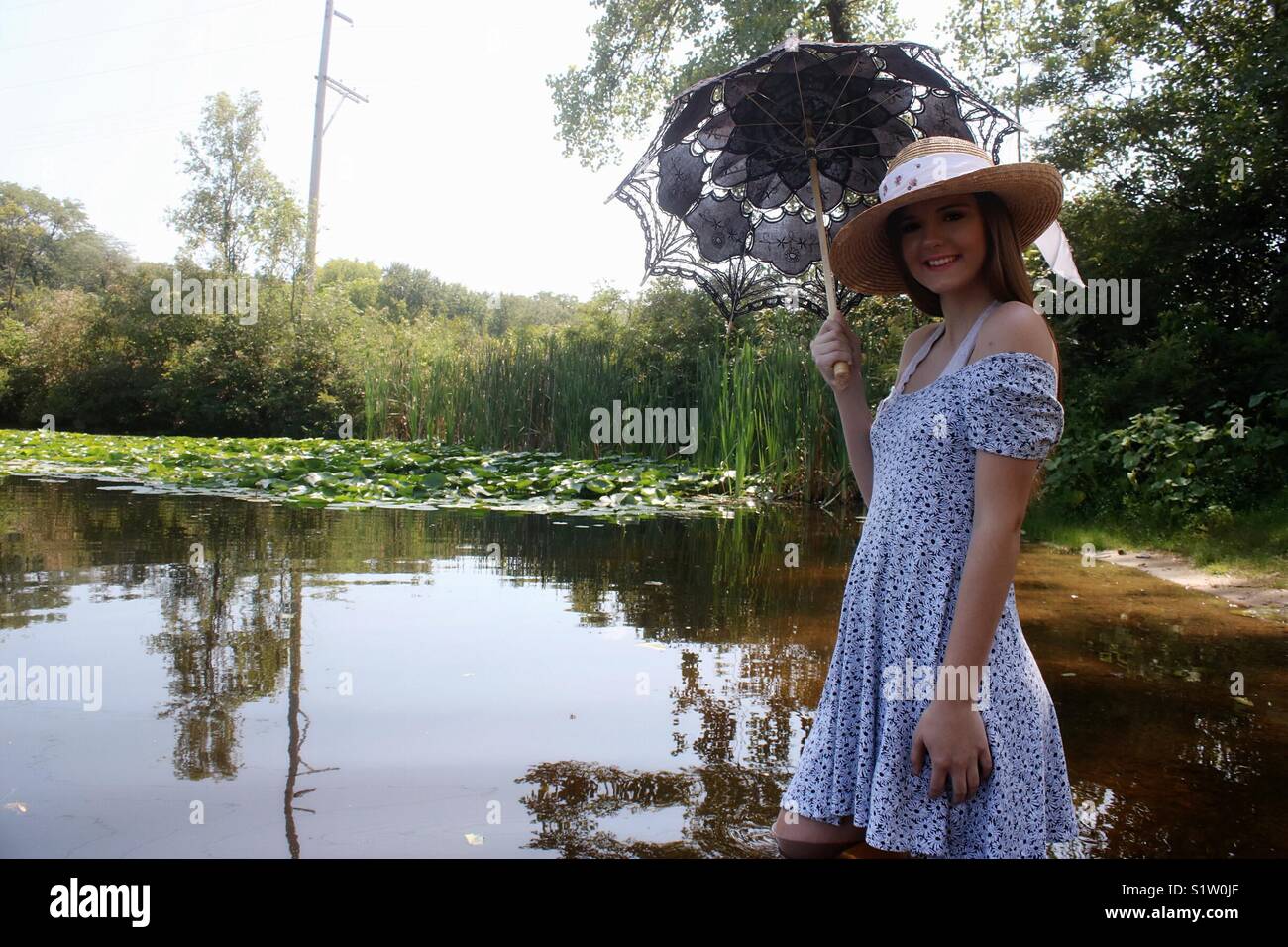 forligsmanden Postimpressionisme Arbejdsgiver Woman sun umbrella vintage hi-res stock photography and images - Alamy