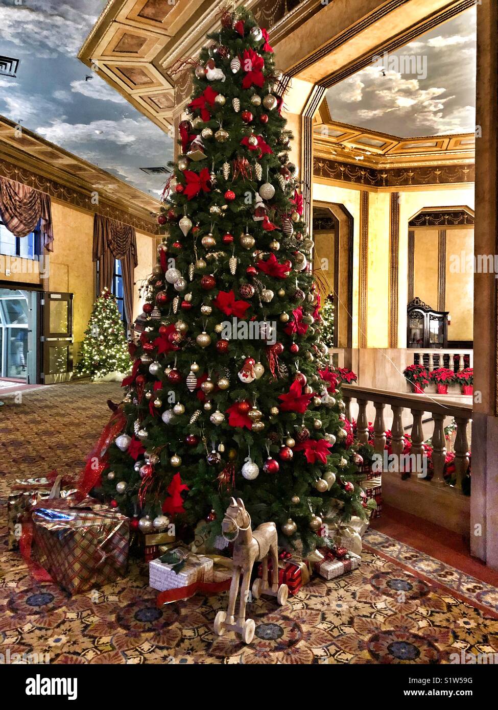 Crowne Plaza in Niagara Falls decorated for Christmas Stock Photo Alamy