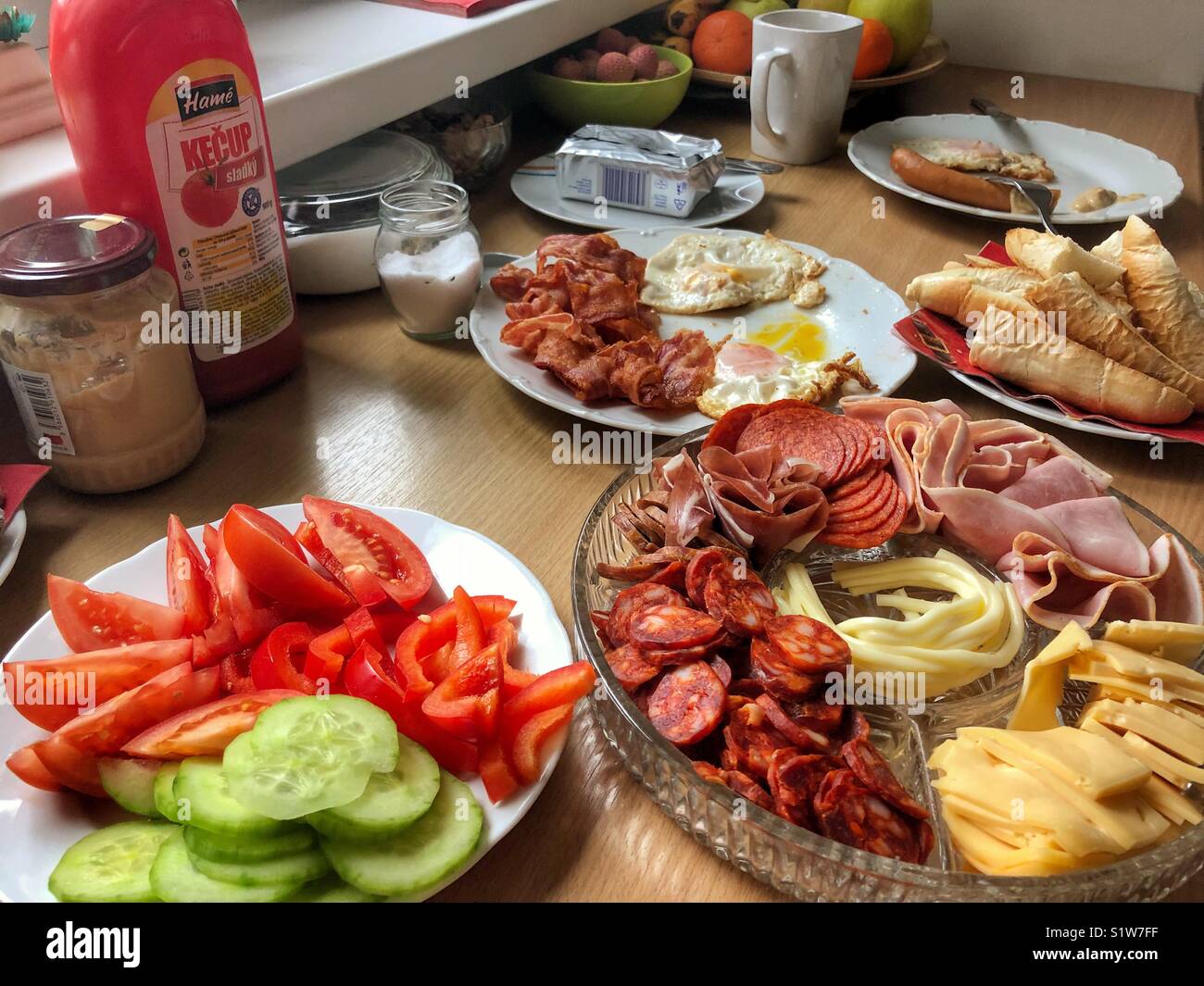 Breakfast buffet with a colourful selection of vegetables and cold cuts