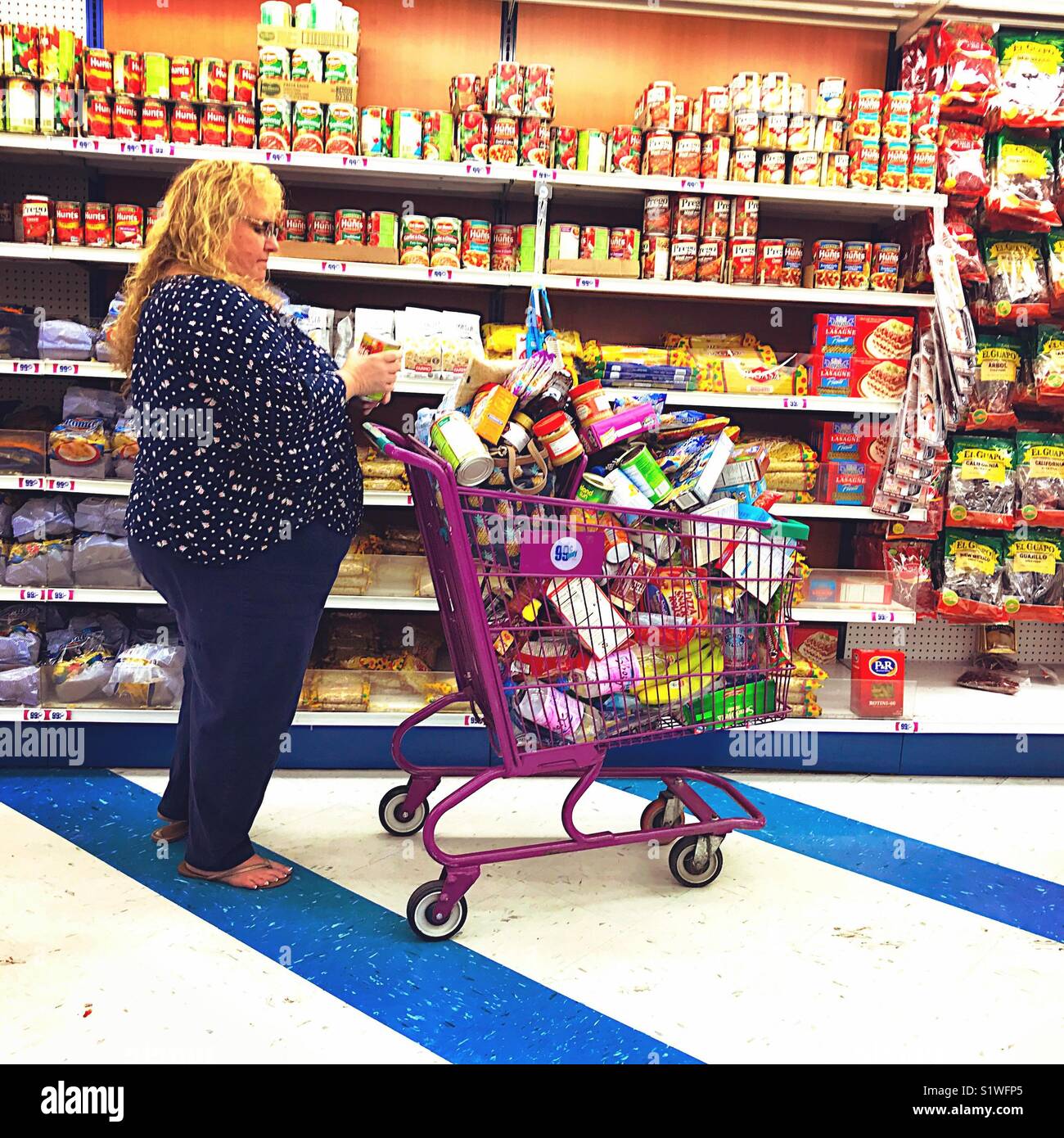 Grocery shopping cart junk food hi-res stock photography and images - Alamy