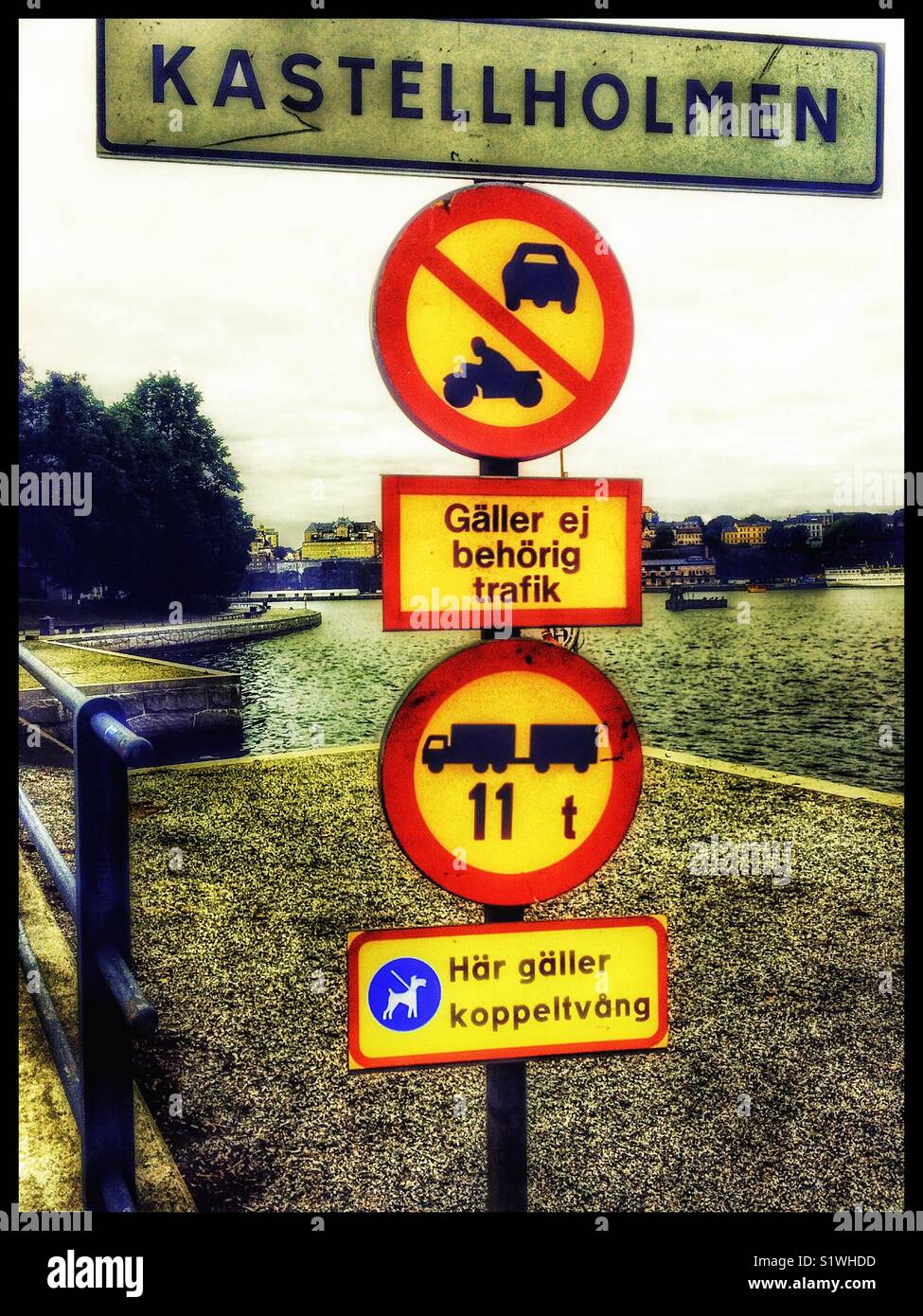 Signs in Swedish on Kastellholmen a small island in the centre of Stockholm, Sweden, Scandinavia. “Authorised traffic only” “no vehicles over 11 tons(11,000 kg) and “dogs must be on a lead” - Smartphone Captured Stock Image