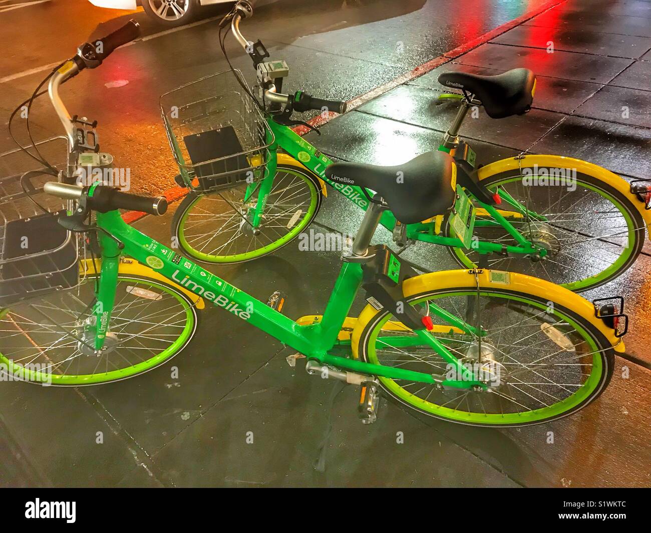 Lime bikes hi-res stock photography and images - Alamy