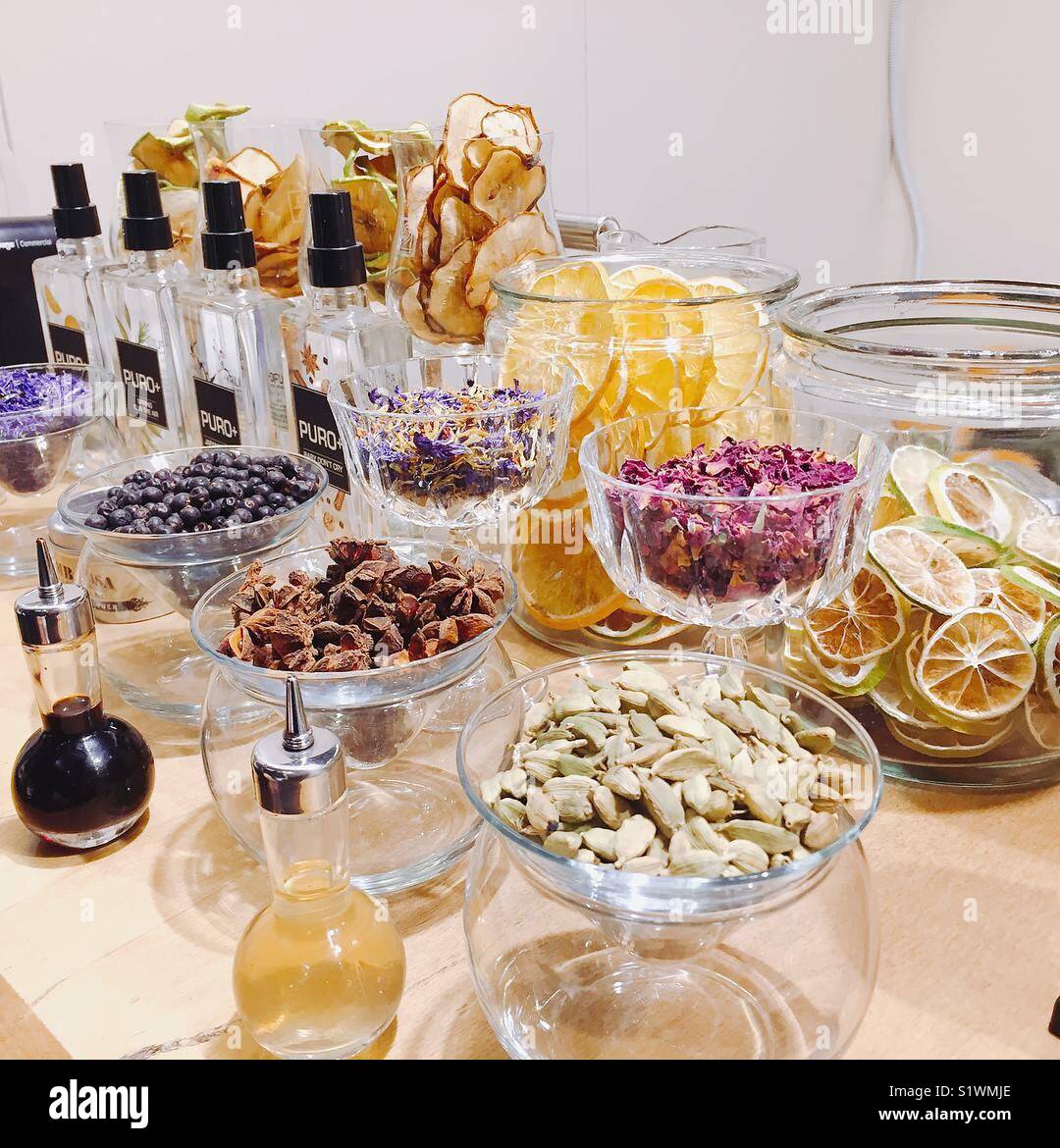 How to Made a cocktail with several dried fruits, spices, alcool and