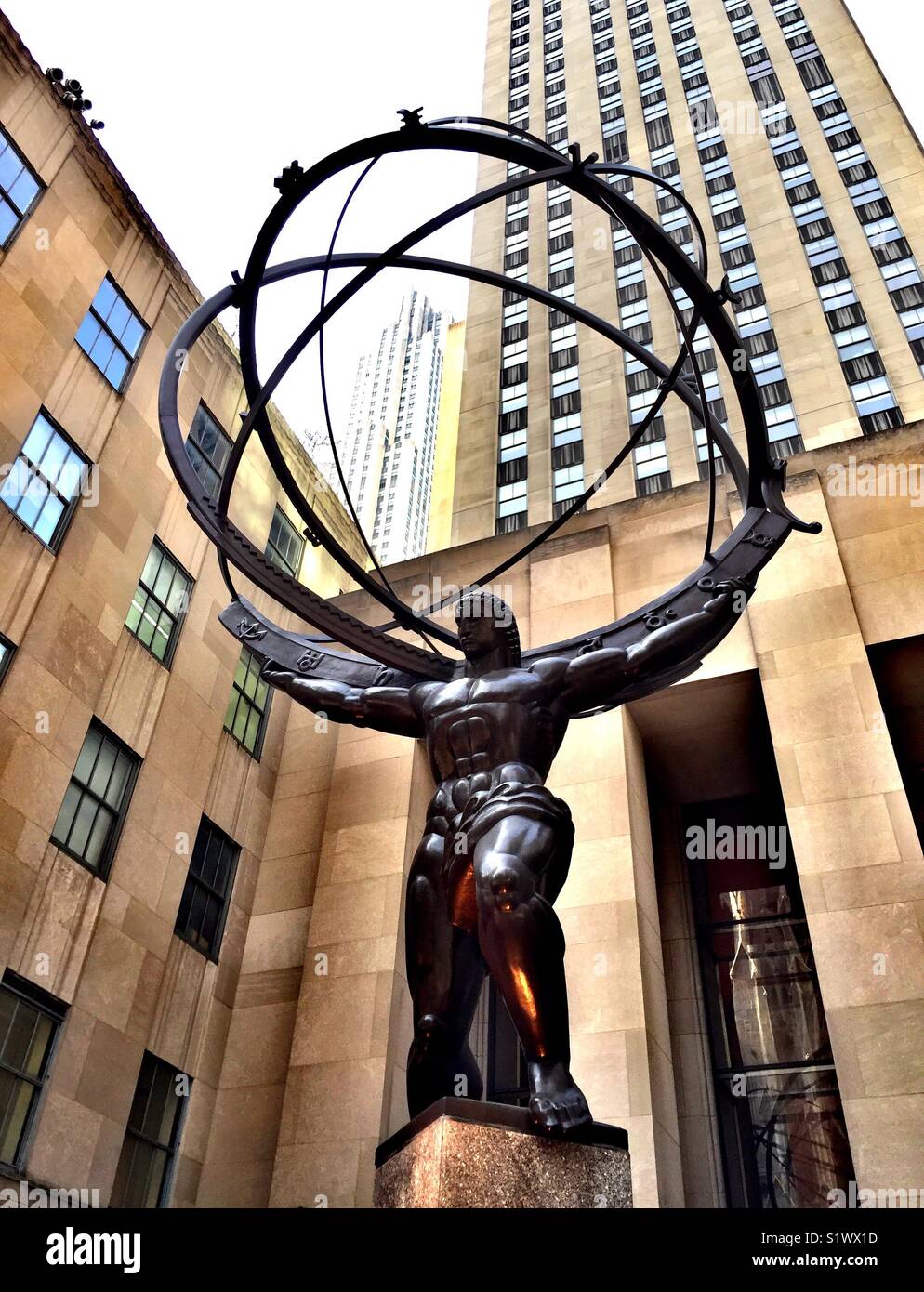 Atlas holding up the world statue, Rockefeller Center, NYC Stock Photo