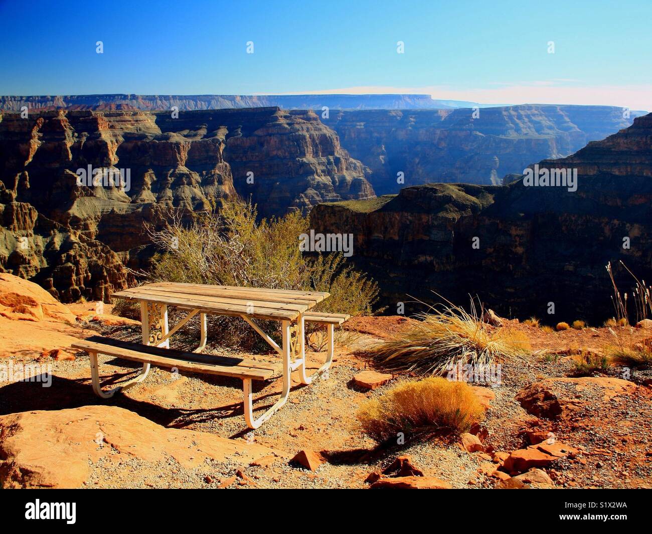 Picnic bench with a view of the Grand Canyon Stock Photo