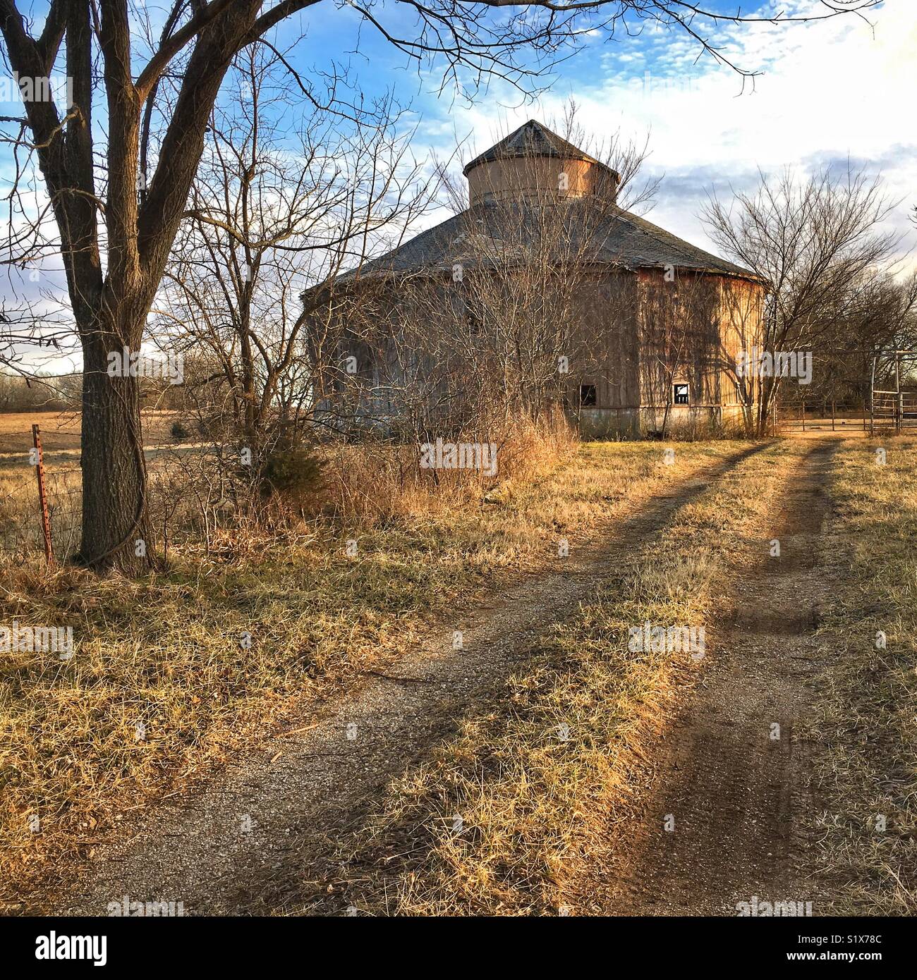 Round barn hires stock photography and images Alamy